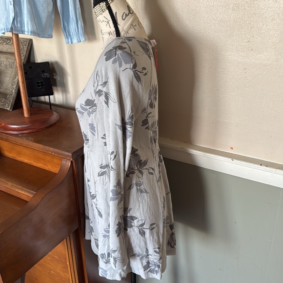 Ingrid & Isabel Maternity Gray Floral Waffle Knit Blouse NWT - Picture 2 of 6